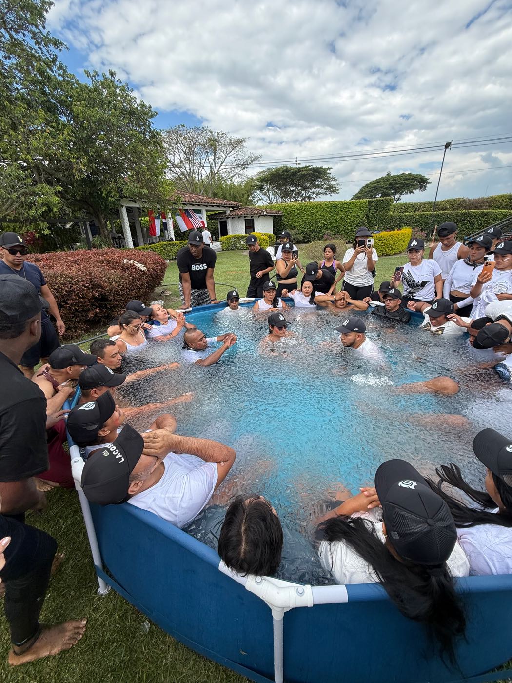 Participantes dentro de la piscina de hielo, rodeados por el resto del grupo que los acompaña.